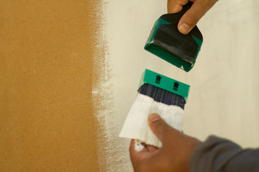 hands releasing the bristle refill from the handle 